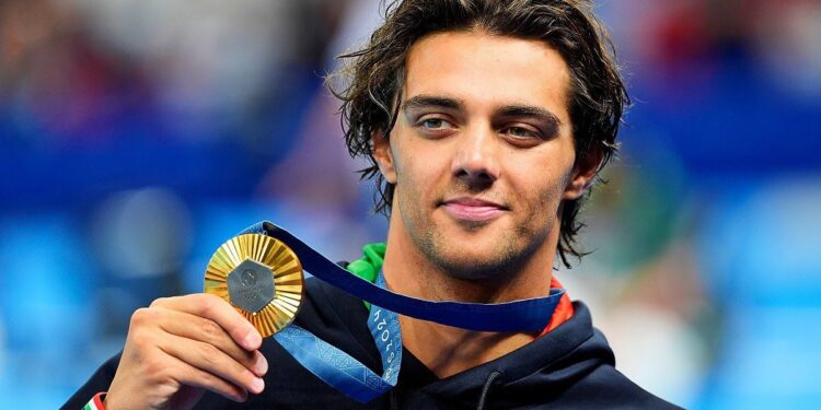 Thomas Ceccon , record del mondo e campione olimpico del dorso