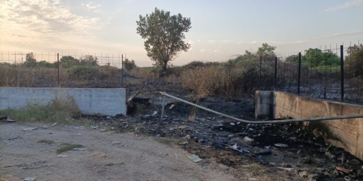 Frattamaggiore, incendio del terreno adiacente al Liceo Miranda