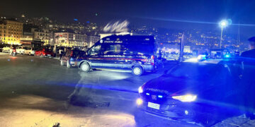 Napoli, controlli alla movida di Posillipo, minorenne senza casco e patente fornisce false generalità