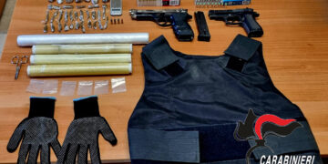 Pomigliano d’Arco, i un box di Via Cantone, armi ,droga e giubbino antiproiettile