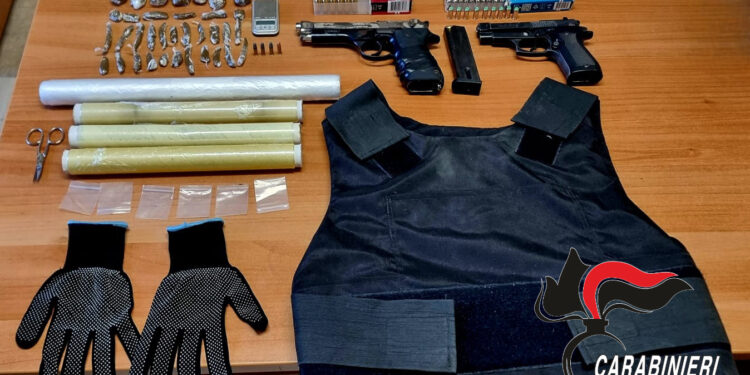 Pomigliano d’Arco, i un box di Via Cantone, armi ,droga e giubbino antiproiettile