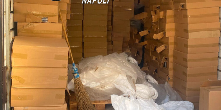 Scampia, sequestro di un grande quantitativo di sigarette di contrabbando