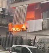 Capodimonte, si incendia il terrazzino