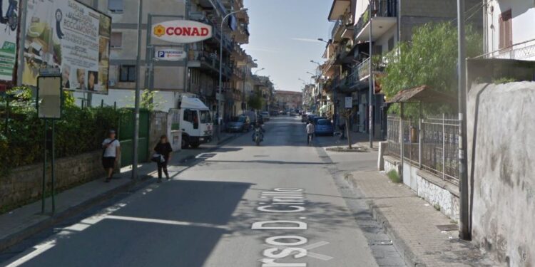 Grumo Nevano, sfonda vetrina di un supermercato al Corso Cirillo