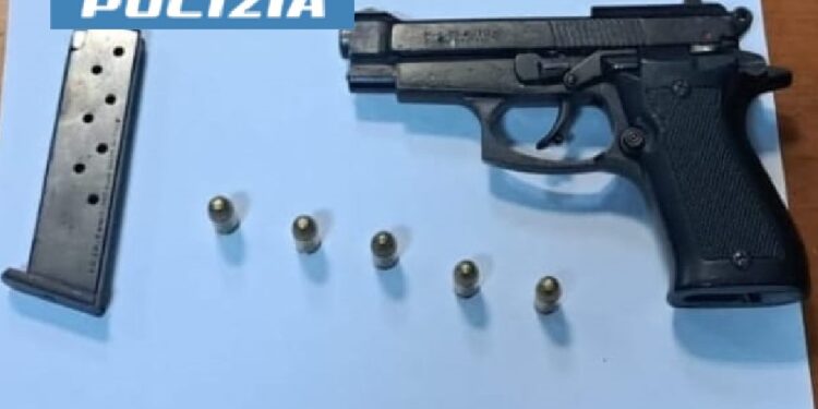 Caivano, un controllo della polizia, trova uomo in possesso di pistola