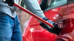 Arenella, agente libero dal servizio fa arrestare tre uomini per tentato furto della sua auto
