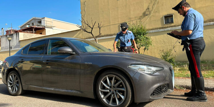 Cardito, Carabinieri scovano un capannone di auto rubate