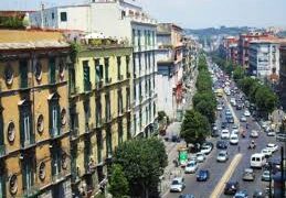 Napoli, su Via Foria nigeriano strappa borsello ad una donna