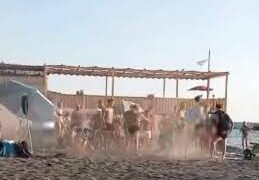Ercolano , rissa in spiaggia denunciati tre minorenni