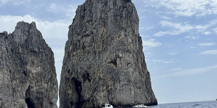 Capri, attraversano i faraglioni violando le norme