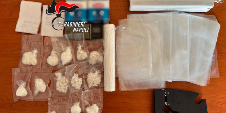 Caivano , nasconde la droga nel portavivande del figlio