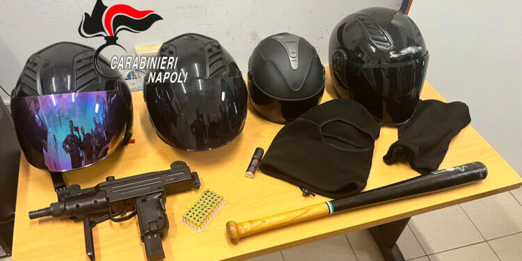 Fuorigrotta , controlli dei carabinieri sequestrano un kit da rapinatori