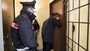 Napoli, Quartieri Spagnoli, carabinieri travestiti da turisti catturano un ricercato in tutta Europa