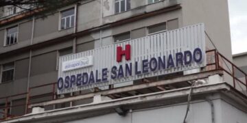 Castellamare di Stabia, con una mazza da baseball, sfascia il pronto soccorso dell’Ospedale