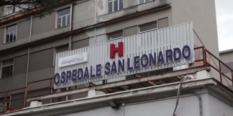 Castellamare di Stabia, con una mazza da baseball, sfascia il pronto soccorso dell’Ospedale