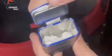 Villaricca , conserva dosi di cocaina in astuccio del chewing-gum