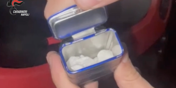 Villaricca , conserva dosi di cocaina in astuccio del chewing-gum