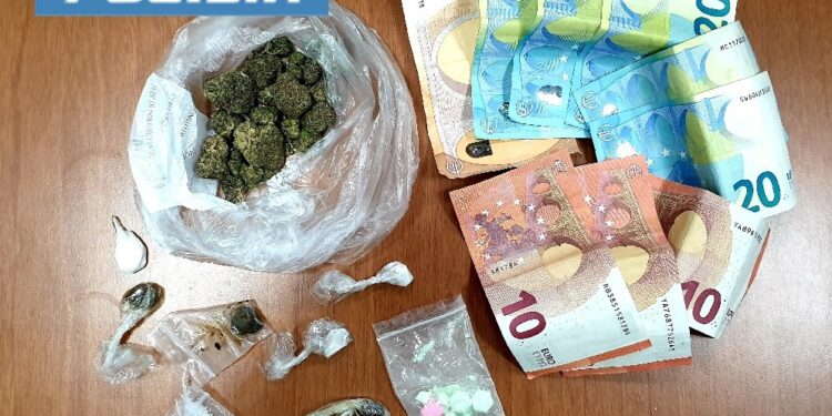 Bagnoli , Polizia sorprende spacciatore a Coroglio fuori noto locale