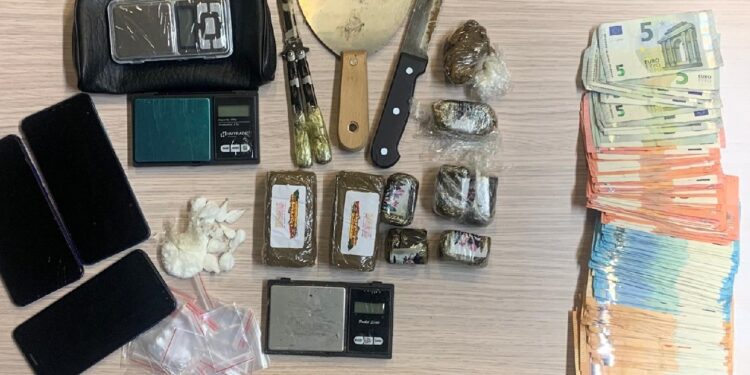 Frattamaggiore, Polizia arresta in una abitazione di Via Genoino per detenzione illecita di sostanze stupefacenti