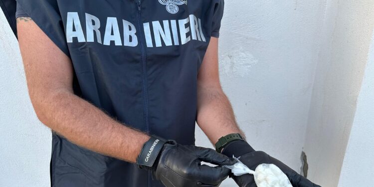 Caivano, custodisce il crack nel tubo di scarico