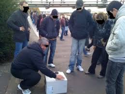 Napoli, Resiste il gioco delle tre carte a Piazza Garibaldi