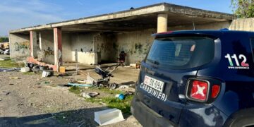 Giugliano, controlli al campo rom nell’Asi, bambini tra rifiuti pericolosi e auto senza assicurazione
