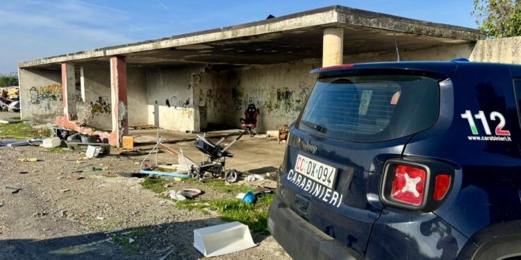 Giugliano, controlli al campo rom nell’Asi, bambini tra rifiuti pericolosi e auto senza assicurazione