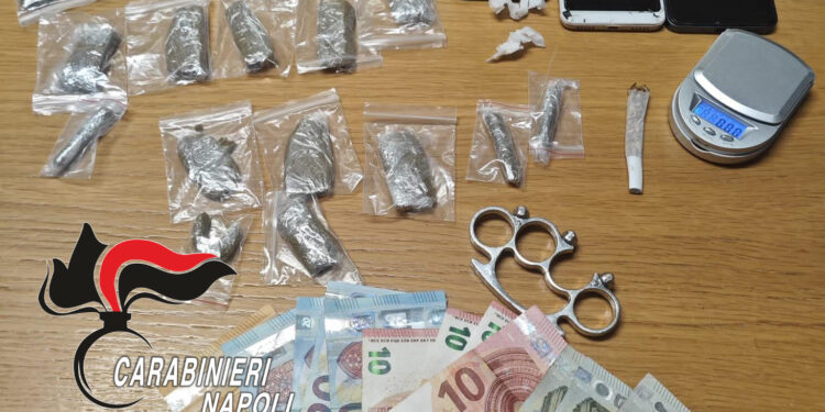 Saviano, pusher 17 enne, con registro contabile dei clienti