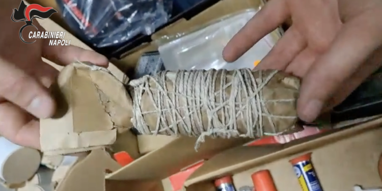 Qualiano , sequestro di 65 kg di botti illegali all’interno di un box