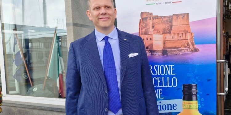 IL PROGETTO. L’Antica Distilleria “Petrone” non finisce mai di stupire: nel golfo di Napoli storica immersione per 450 bottiglie di limoncello