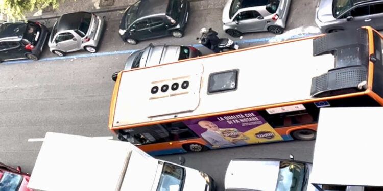 Vomero, il nuovo dispositivo del traffico su Piazza degli Artisti crea disagi