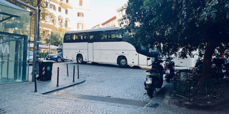 Vomero, Piazza Vanivitelli bloccata da bus turistici aspettando quelli scolastici
