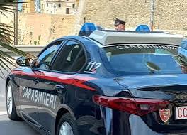 Castellamare di Stabia, si avvicina alla ex, la figlia chiama i carabinieri