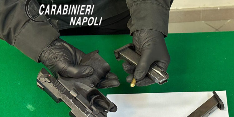 Castellamare di Stabia , si muove tra la movida con una pistola giocattolo