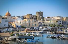 Forio d’Ischia, entra in casa ruba denaro e aggradisce la ex