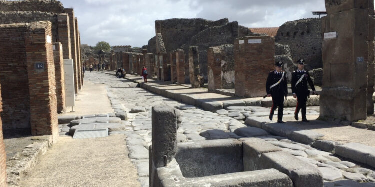 Pompei, turista newyorkese si introduce di notte negli scavi per fare foto,denunciato