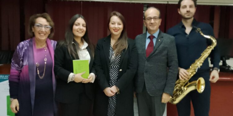 Afragola , Annamaria Parnolfo incanta la platea della biblioteca comunale