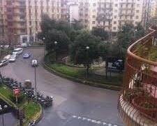 Vomero, 54enne aggredisce i passanti con un bastone metallico