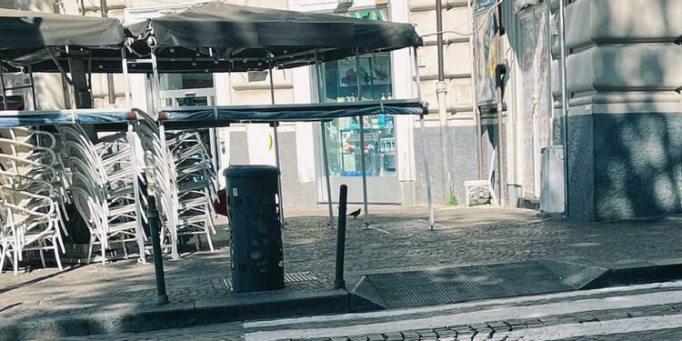 Vomero, oltre 2000 firme per dire basta al tavolino selvaggio