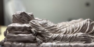 Frattamaggiore, lo scultore D’Ambrosio presenta la sua nuova opera Manus Dea