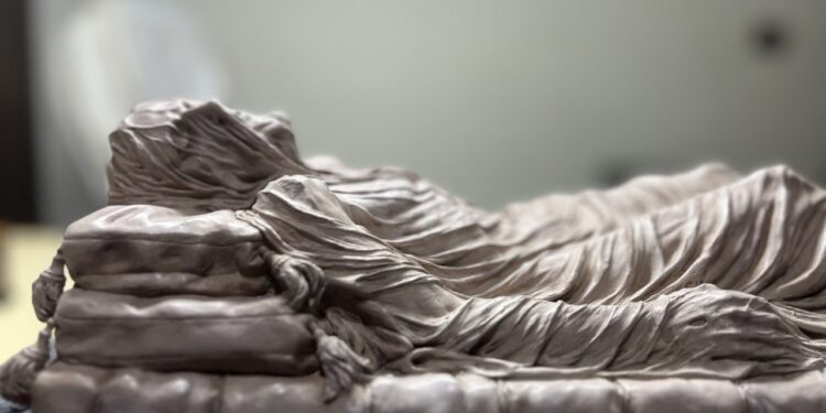Frattamaggiore, lo scultore D’Ambrosio presenta la sua nuova opera Manus Dea