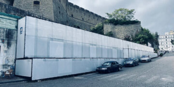 Napoli, San Martino, muro puntellato per l’emergenza da 10 anni