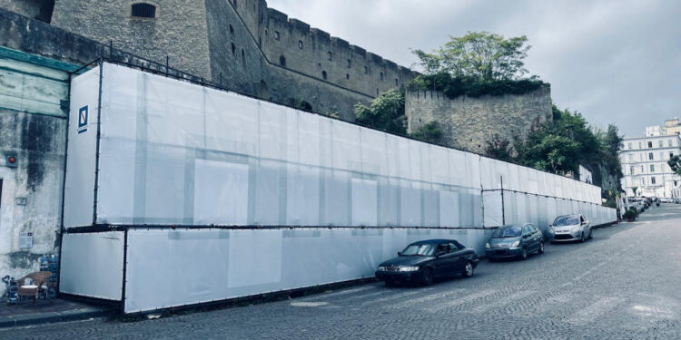 Napoli, San Martino, muro puntellato per l’emergenza da 10 anni