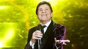 Il giovane Gianni Morandi soffia 80 candeline