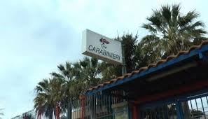 Afragola, butta sassi e pigne alla caserma dei carabinieri