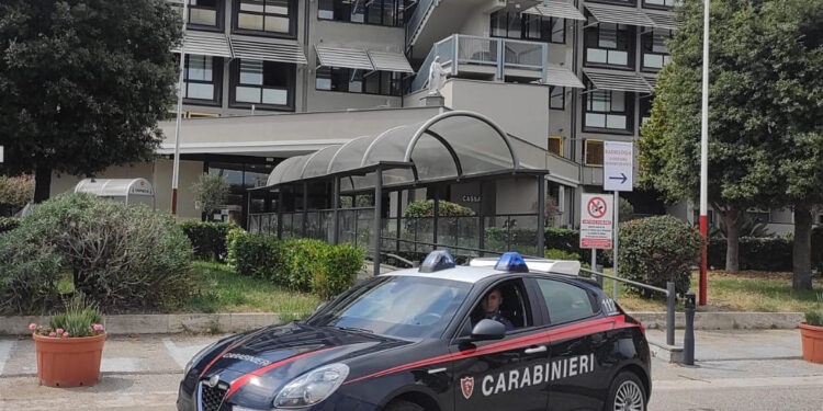 Pozzuoli, aggredisce il personale sanitario dell’ospedale