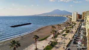 Castellamare di Stabia, 19enne passeggia con pistola con colpo in canna
