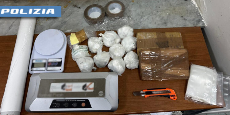 Bagnoli , droga e botti illegali in un box di auto