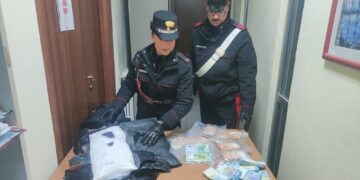 Casoria , 11 kg di droga nel doppiofondo di valigia in Via Ventotene