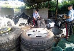 Giugliano: Carabinieri scovano in officina per smontare auto rubate